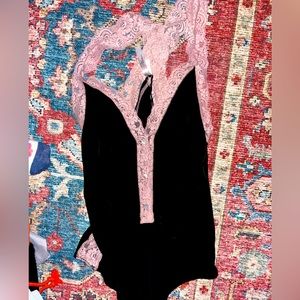 Victoria’s Secret pink and black lace bodysuit women’s size small-medium 🩷🖤💝